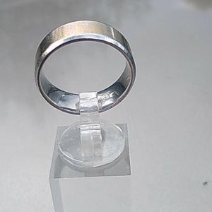 Spikes plain wedding band